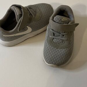 Nike Kids Sneakers in Gray with Velcro